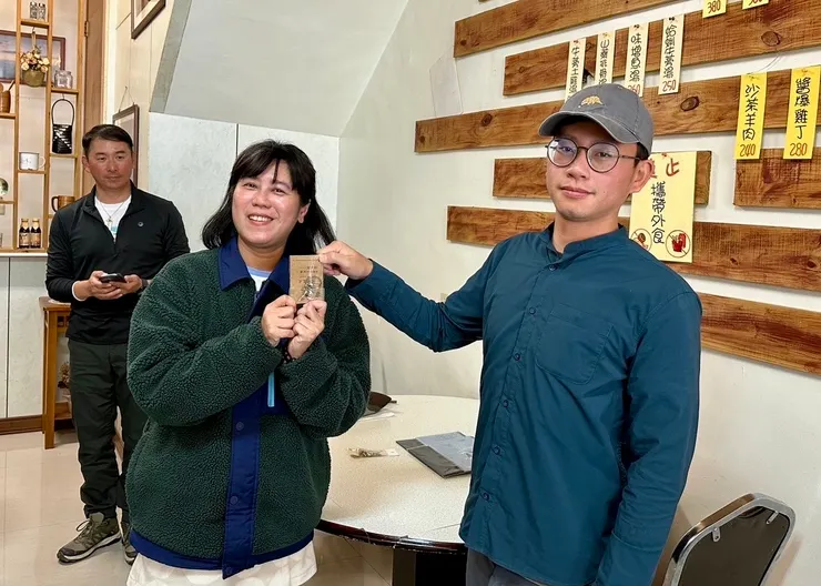 圖19 猜鳥種數拿小禮物，我選了冠羽畫眉的鑰匙圈，也很開心能與雙帥老師同框(攝影者 張家瑜)