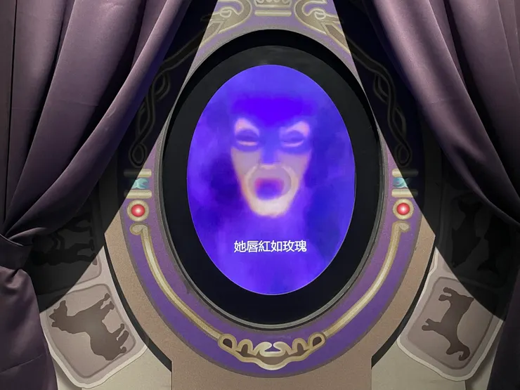 動畫《白雪公主》中的魔鏡，正播放動畫中壞皇后詢問魔鏡「誰是世上最美麗的女人」的經典片段。