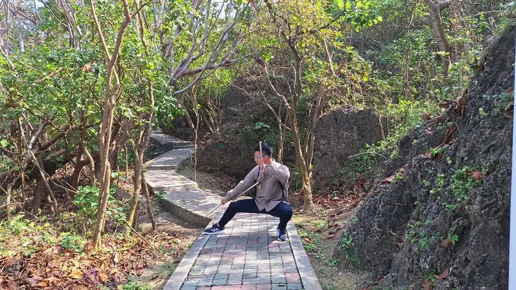 在涯上的步道蹲起馬步