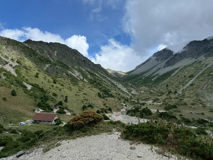 ▲南湖山屋與南湖圈谷