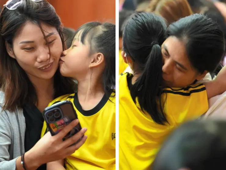 父母與子女相擁及親吻，現場環境溫馨動人