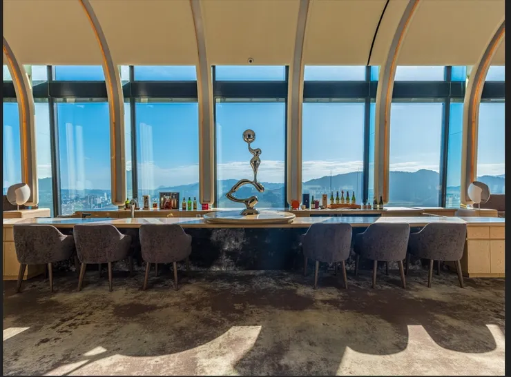 The Ukai Taipei附設專屬迎賓區，吧檯提供精緻調酒與多元飲品選擇，讓賓客在入席前可以細細品味用餐前的優雅時光。(圖/ The Ukai Taipei提供)