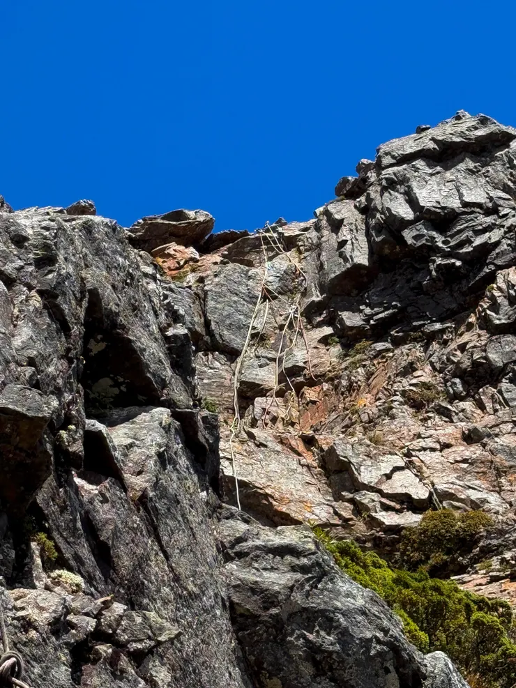 素密逹斷岸第一階的步距超大，個子小的人很吃虧，要稍微跳在ㄇ型鐵件上，但過了第一階後，步距都剛剛好，小心行走即可。