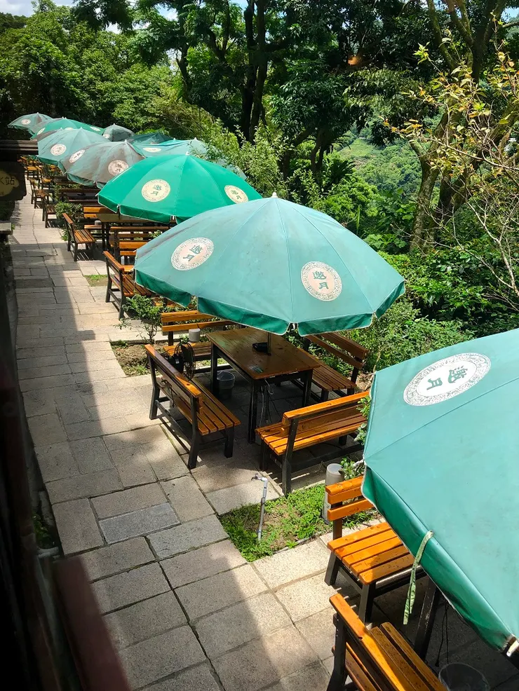 從室內往外看，就可看到戶外的座位區。