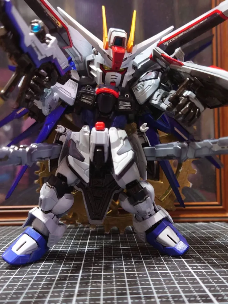 不過也因為大頭，所以擺出火力全開姿勢的時候，得向砲管低頭...(遠目)