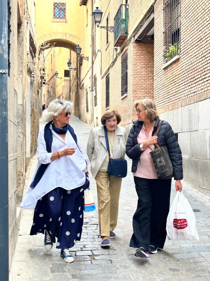 三位熟齡女性三種穿搭風格