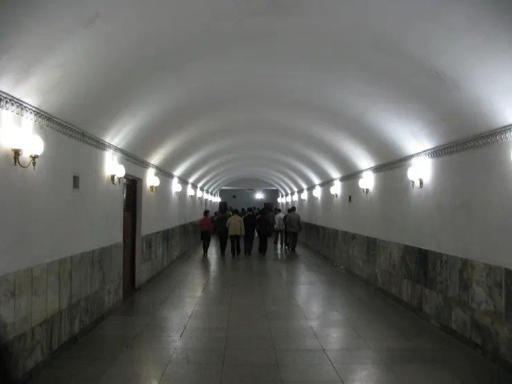 到底後還要經過長廊。