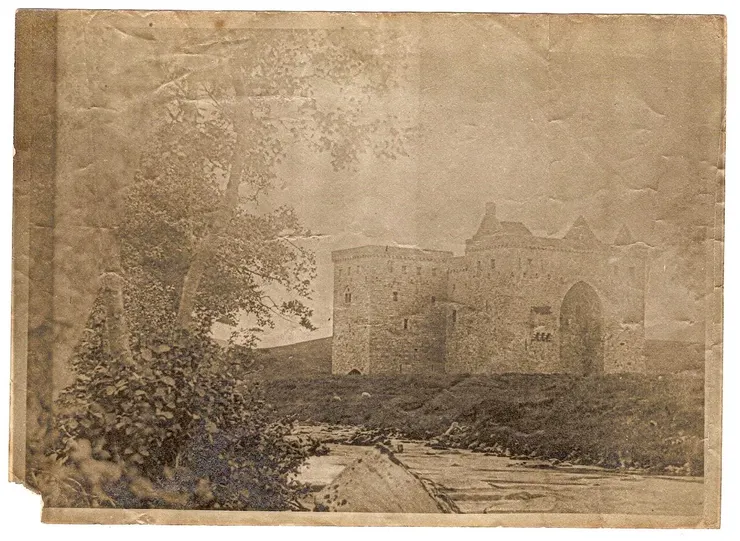 呈現城堡的一張老照片，可能拍攝於1860年左右
