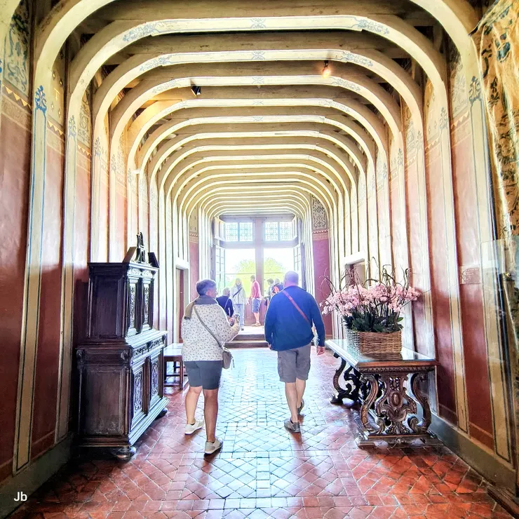 【二樓前廳,保持著19世紀的女主人貝露絲找建築師羅蓋修繕後的原貌。】