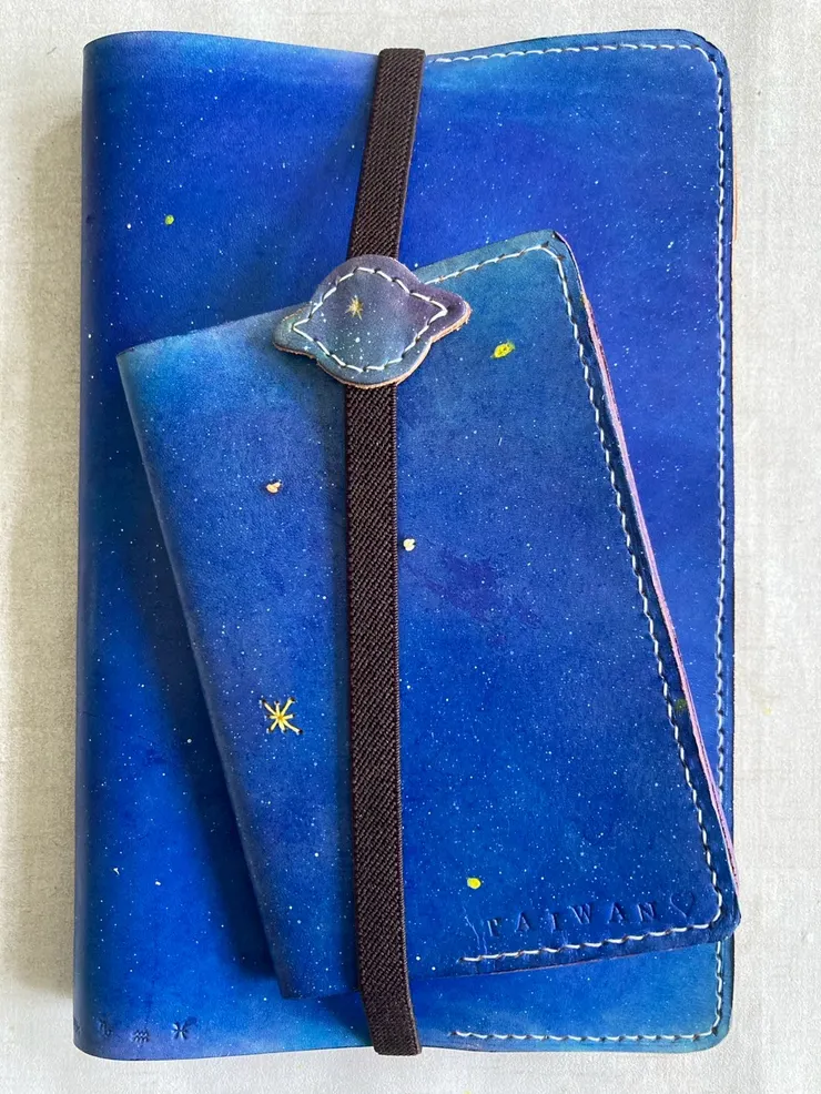 手帳書衣跟護照套完成！