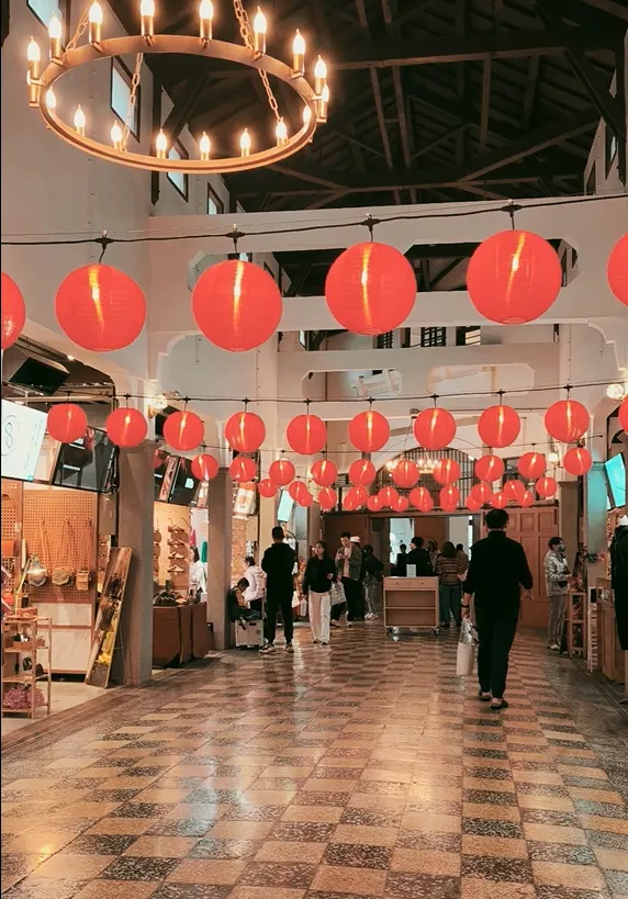 掛上一排排的紅燈飾，復古氛圍直接拉滿~