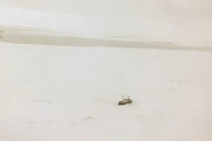 1931年11月24日，最後的船員撤離時在飛機上拍攝的貝奇摩號