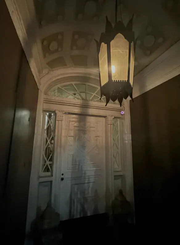 拉羅瑞公館屋內常傳來淒厲的慘叫聲與鎖鏈聲，據說是受害奴隸的靈魂仍未安息。