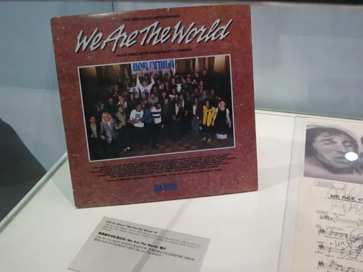 同一個展示櫃內放了《We are the World》的唱片。這個唱片封面大家一定見過了吧。