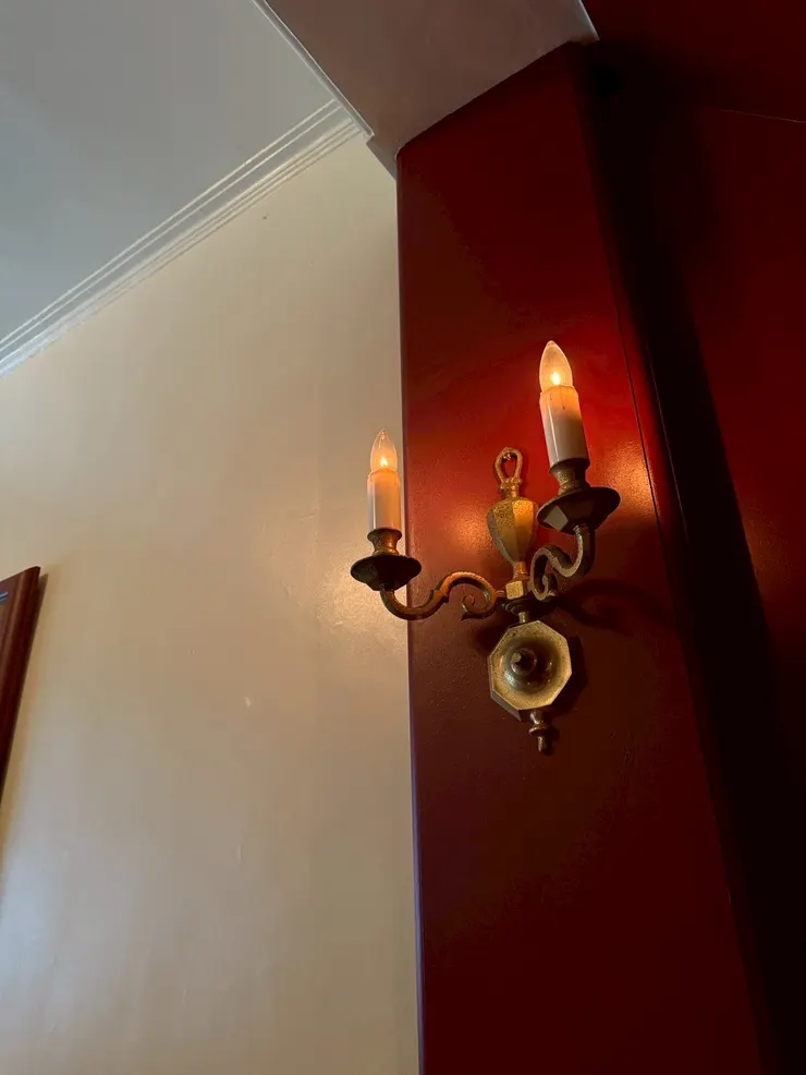 菸花 ｜通往2樓道路 靠這一盞燈指引