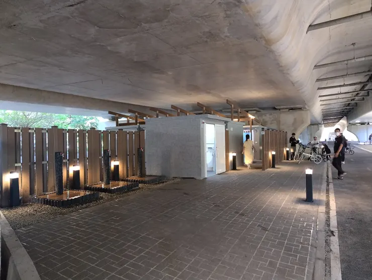 高架橋下的廁所很新