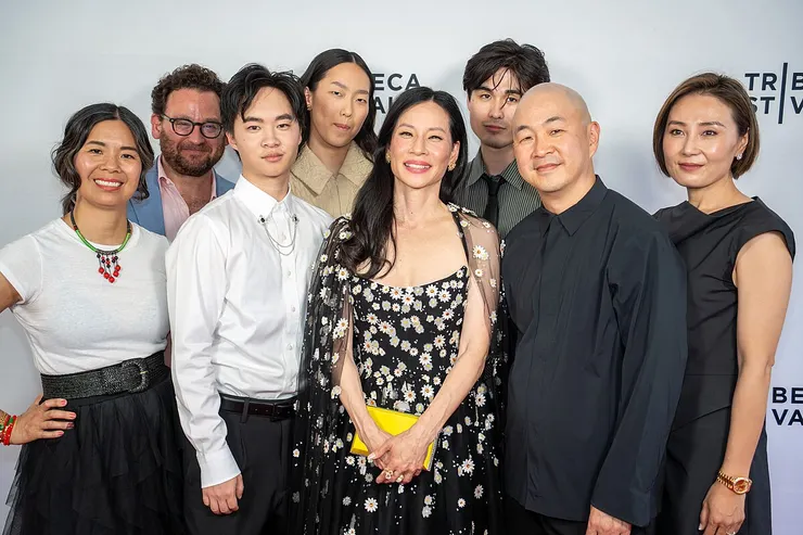 演員與製作團隊 "Cast and Crew of Rosemead-21" by Bryan Berlin is licensed under CC BY-SA 4.0.