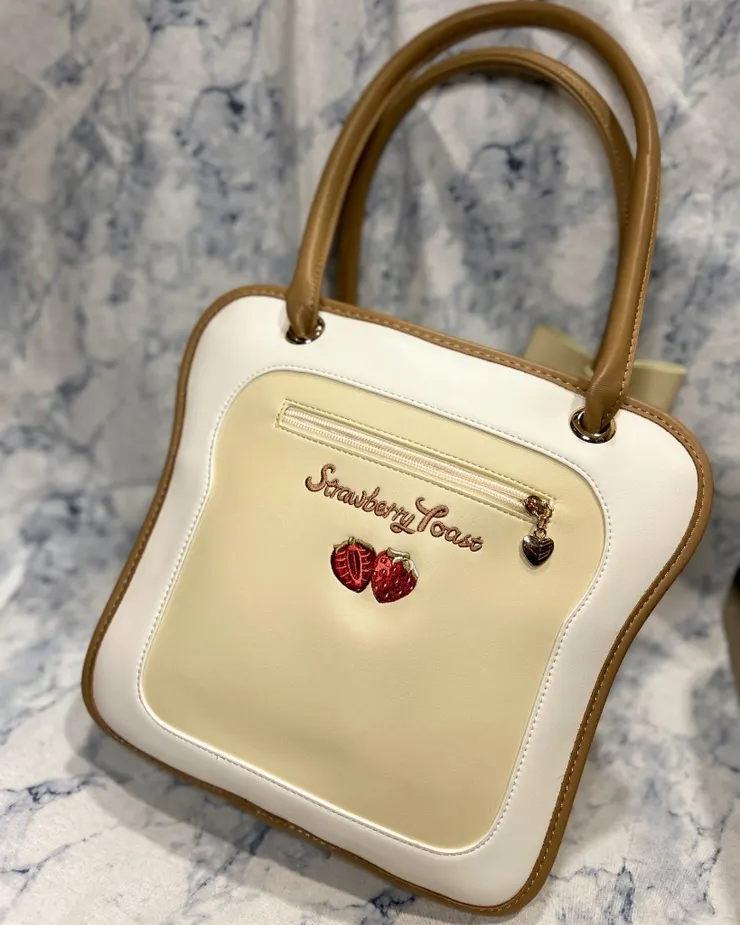 娃包另一面，是可愛的草莓。