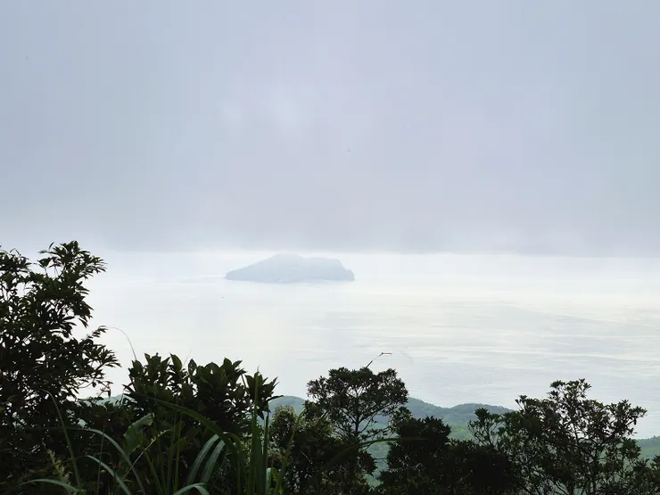 離開溪床上切古道觀景平台，龜山島海面水氣很重，趕緊找營地紮營。
