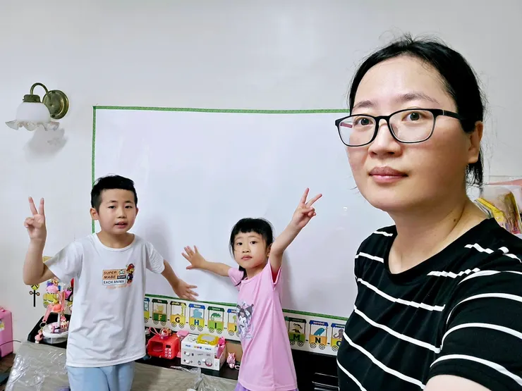 體驗愛塗鴉寶貝看過來!可自由裁切、牆壁、木板隨處可黏、白板