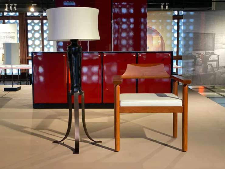 圓腳太師椅搭配燈飾