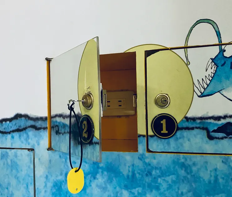 🐠《夜宿海生館》超貼心免費充電櫃,可以充電與上鎖。|圖:閒人
