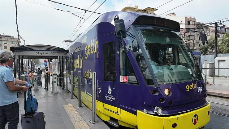 伊斯坦堡電車示意圖。左方的出口就是直接推出去即可，不用再刷卡。