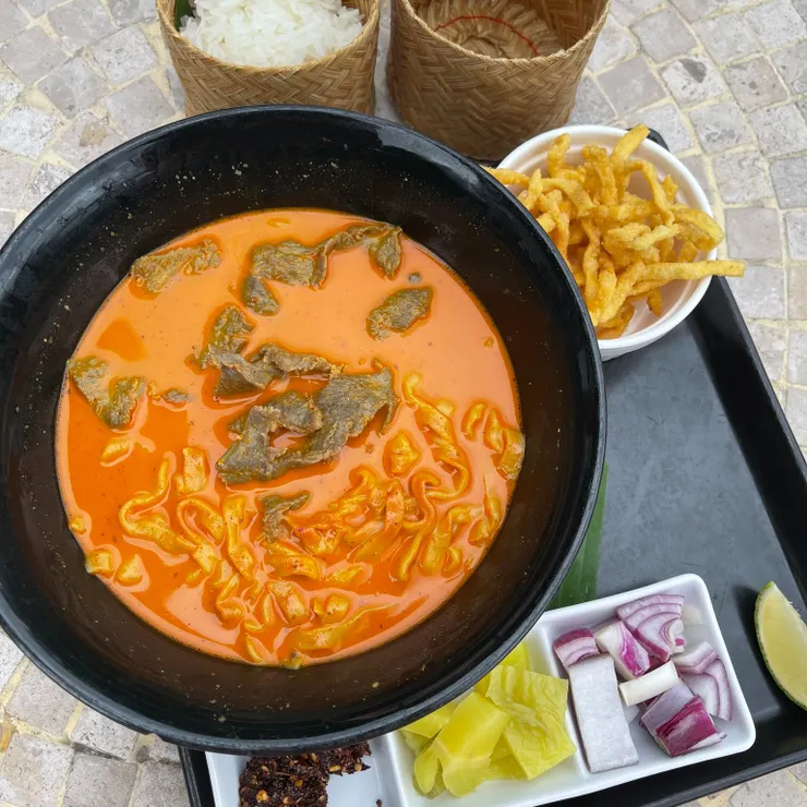 之前跟老婆去清邁時吃過的知名菜色，金麵。類似咖哩湯頭，麵條有炸過，在曼谷相對少見。