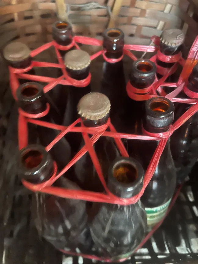 早期以塑膠繩綑綁瓶裝飲料及啤酒