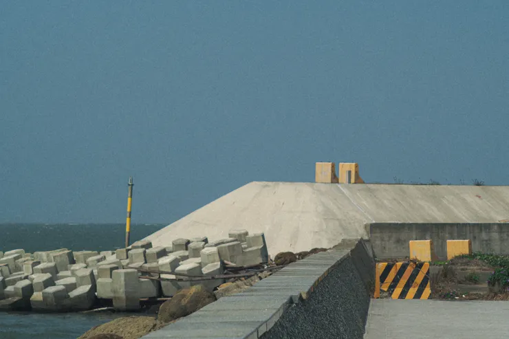東石漁港停車場旁的消波塊