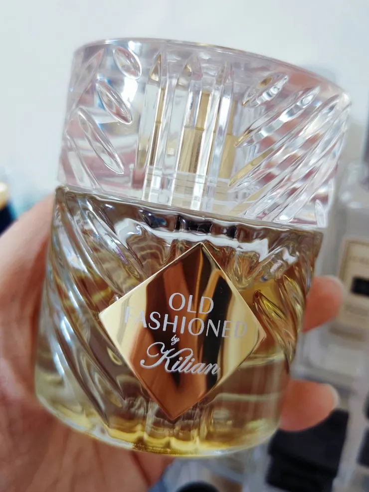 拍照時發現原來瓶標材質就像鏡子一樣會反射🤣