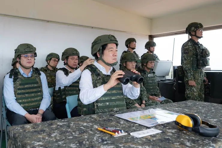 吳釗燮坐在主官「三軍統帥」賴清德身後拿著手機拍攝軍事演習。圖片來源：賴清德/Facebook