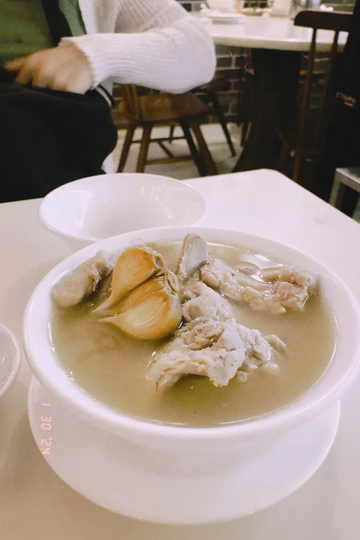 首次訪店點了一碗人氣肉骨茶嚐鮮(圖片來源:本文作者)