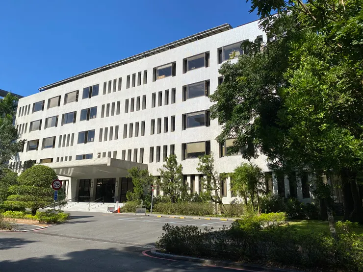 一整面白色磁磚非常搶眼