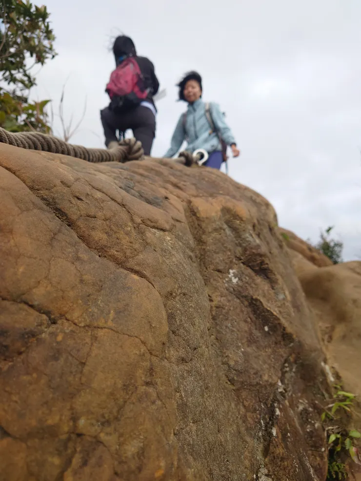 筆架山北峰腹地小，等這兩位離開三角點再上去
