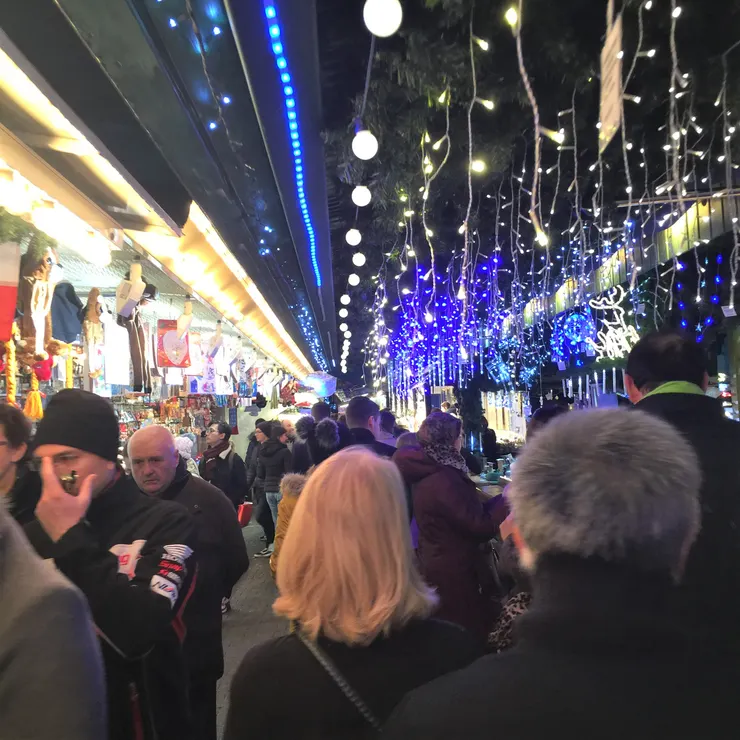 市集廣場中琳瑯滿目的手工藝品及五彩燈飾