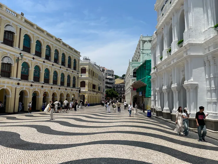 議事亭前地，美麗的葡式海浪地磚。