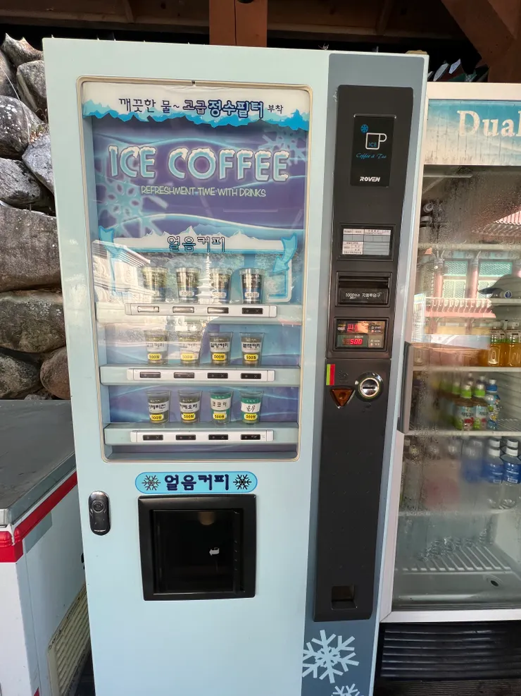 藥師如來立像旁的紀念品店,有咖啡販賣機,可投入一千元紙鈔買咖啡