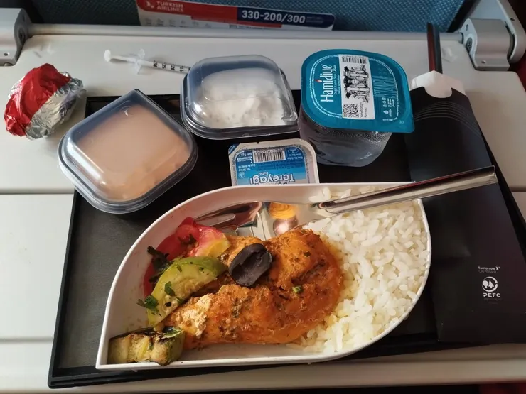 第一個飛機餐~酸奶的味道很特別，沒什麼味道，但是很耐吃～