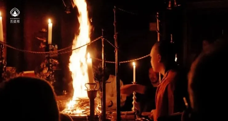高野山寺院內進行護摩祈福儀式,火焰升起照亮黑暗空間