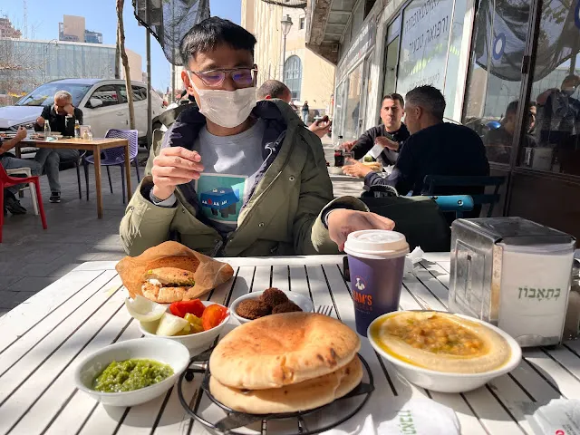 這一份套餐是Hummus+Falafei。Hummus就是鷹嘴豆泥,Falafei是鷹嘴豆絞碎了之後捏成球去炸的東西。附上一盤小菜和兩個Pita麵包。青醬是沾Falafei的醬汁,是香菜打成泥加上橄欖油而成。₪32(台幣約280),不包飲料