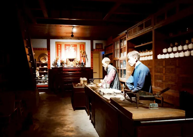 從遠處望進去，蠟像栩栩如生，幾乎難以分辨與真人的差別