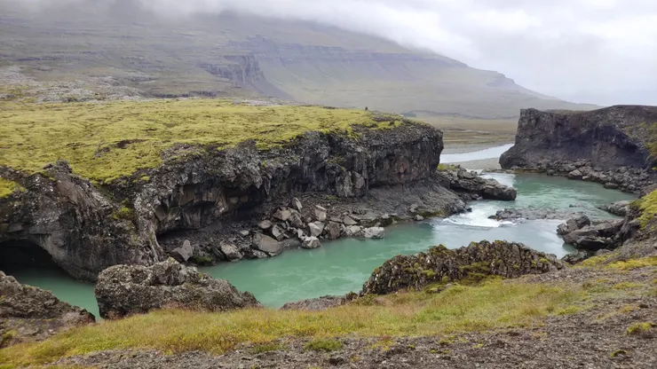 Snaedalsfoss的水源來自於此,由右方缺口流下。