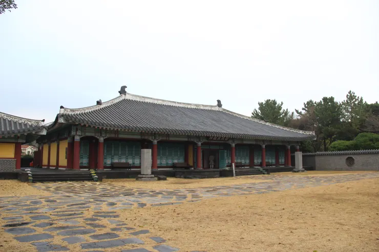 鄰近的徐福公園和徐福展覽館