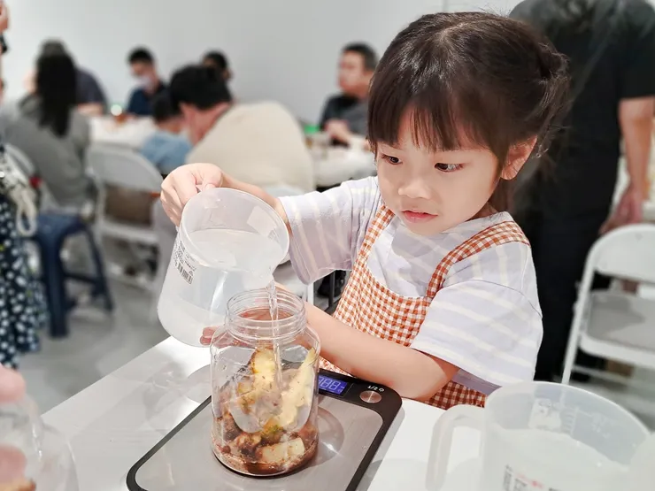 圖說：完善的活動規劃，讓孩童也能開心製作鳳梨酵素，在玩樂中學習永續知識，體驗自然的神奇魔法！（資料來源：旺萊山）