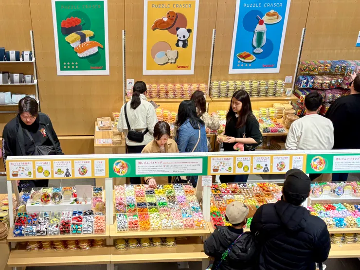 走進一樓門口，面前就是販售各種特色橡皮擦的區塊，從一開始就讓人失心瘋❤️