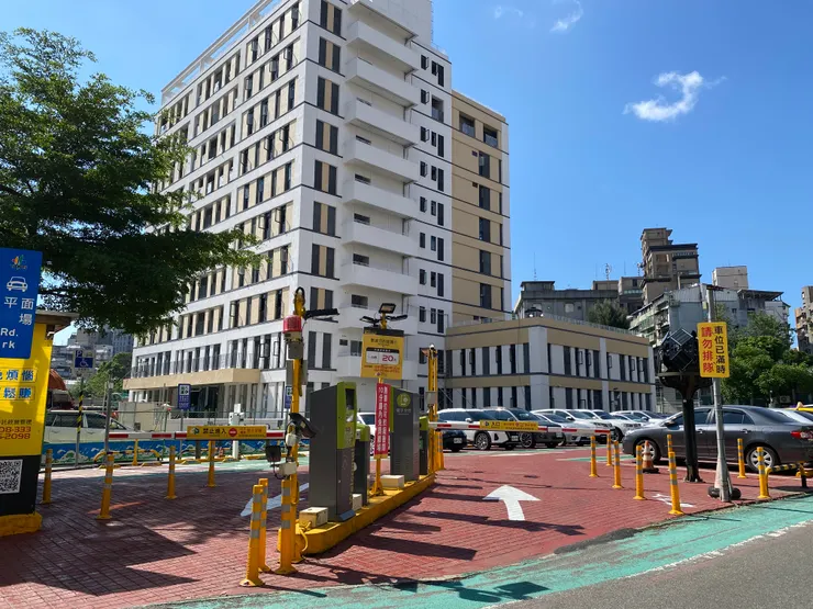 「國家檔案資料室」旁邊的停車場，採用先進的導水磚