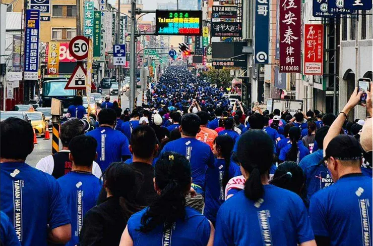 整條街被藍色遮住，原本明顯的螢光色陪跑衣也都看不到了。