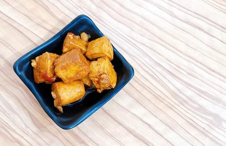 小白拉麵的胡麻醬花椰菜與四分豆干小菜組合，淋上濃郁不膩口的胡麻醬，東湖巷弄美食。