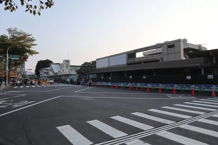 台南後站新站房與停用的舊站房